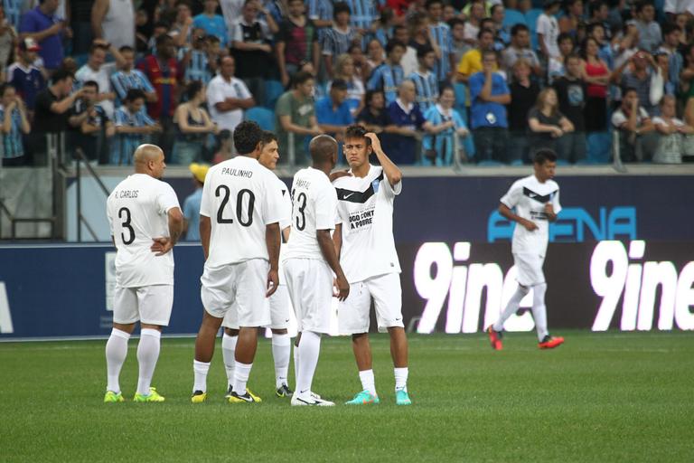 Ídolos do futebol se reúnem contra a pobreza