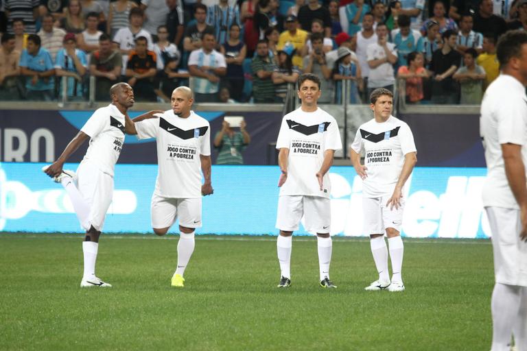 Ídolos do futebol se reúnem contra a pobreza