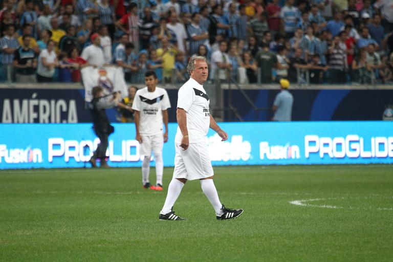 Ídolos do futebol se reúnem contra a pobreza