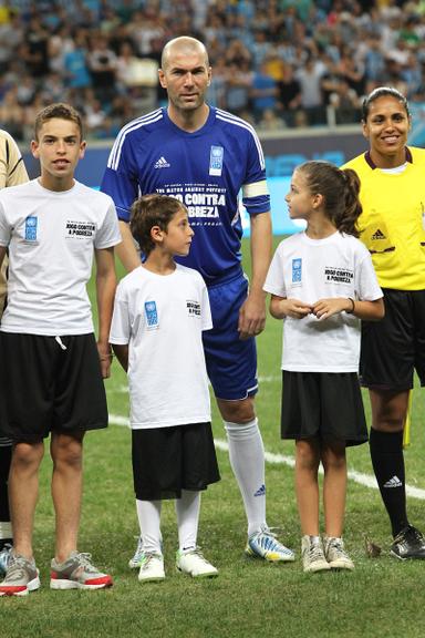 Ídolos do futebol se reúnem contra a pobreza