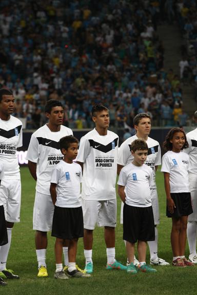 Ídolos do futebol se reúnem contra a pobreza