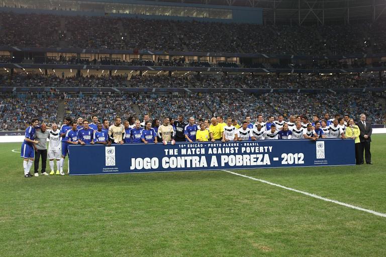 Ídolos do futebol se reúnem contra a pobreza