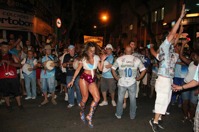 Esbanjando sensualidade, Sabrina Sato brilha em ensaio no Rio