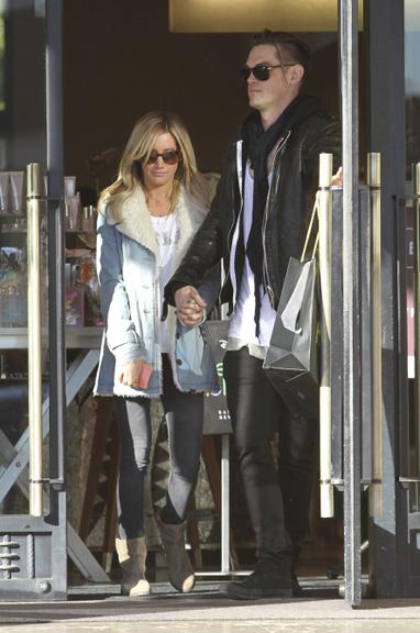 Ashley Tisdale faz compras de Natal com o amado em Los Angeles, Estados Unidos