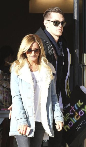 Ashley Tisdale faz compras de Natal com o amado em Los Angeles, Estados Unidos