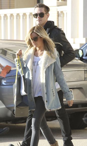 Ashley Tisdale faz compras de Natal com o amado em Los Angeles, Estados Unidos