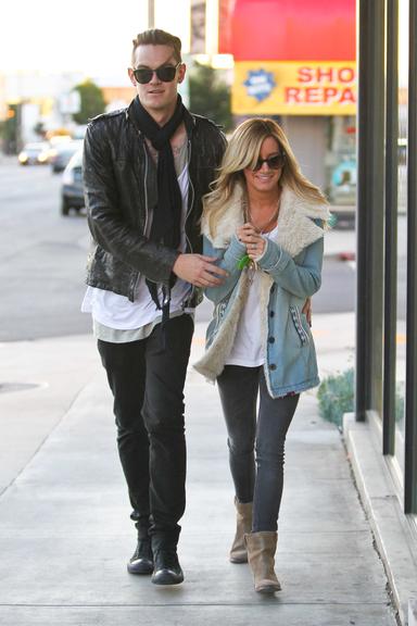 Ashley Tisdale faz compras de Natal com o amado em Los Angeles, Estados Unidos