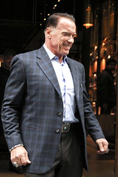 Ator Arnold Schwarzenegger surge com novo corte de cabelo em Nova York, Estados Unidos