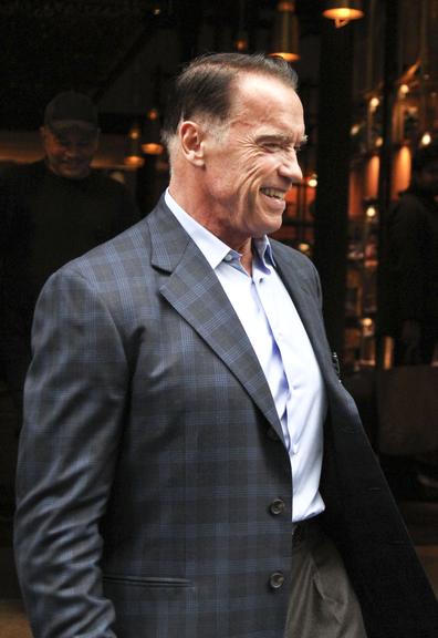 Ator Arnold Schwarzenegger surge com novo corte de cabelo em Nova York, Estados Unidos