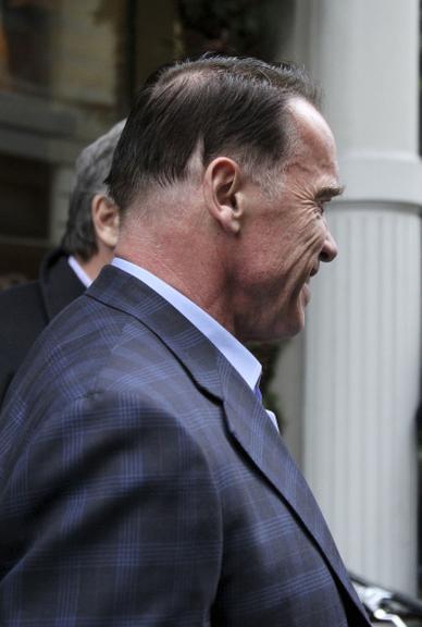 Ator Arnold Schwarzenegger surge com novo corte de cabelo em Nova York, Estados Unidos