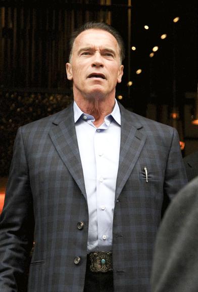 Ator Arnold Schwarzenegger surge com novo corte de cabelo em Nova York, Estados Unidos