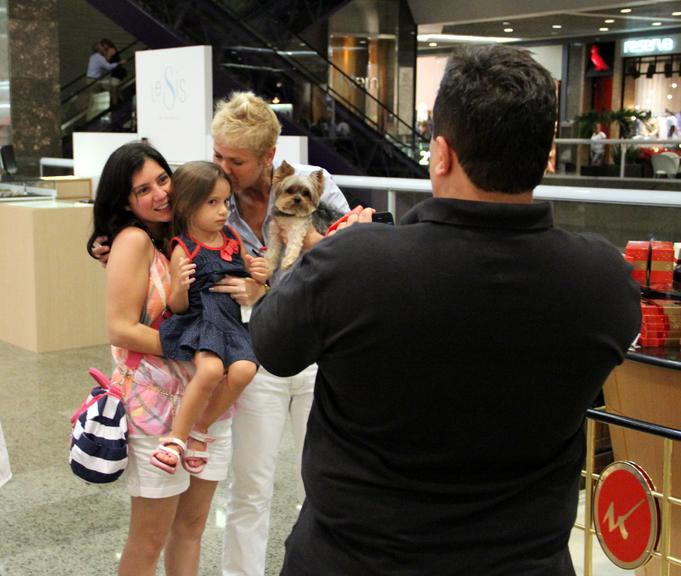 Com o cachorro Dudu a tira-colo, Xuxa passeia em shopping no Rio de Janeiro