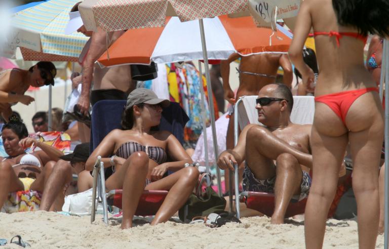 Patrícia Poeta e o marido, Amaury Soares, na praia do Leblon