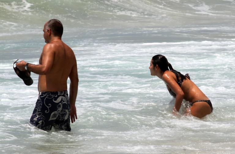 Patrícia Poeta e o marido, Amaury Soares, na praia do Leblon