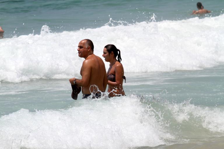 Patrícia Poeta e o marido, Amaury Soares, na praia do Leblon