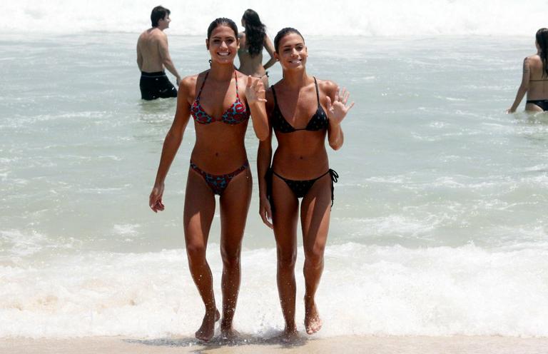 Bia e Branca Feres na praia da Barra da Tijuca