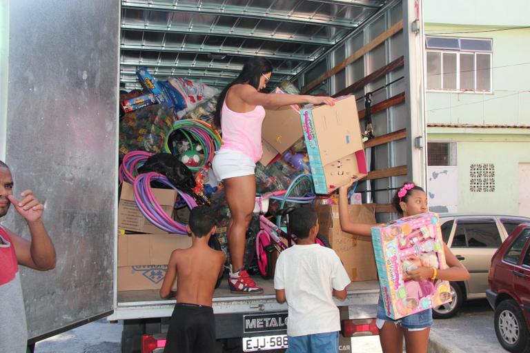 Gracyanne Barbosa distribui presentes para crianças carentes