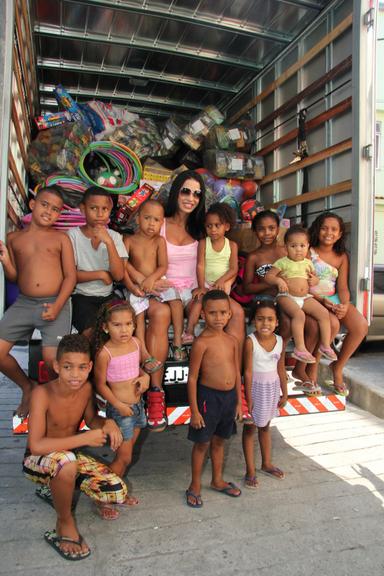 Gracyanne Barbosa distribui presentes para crianças carentes