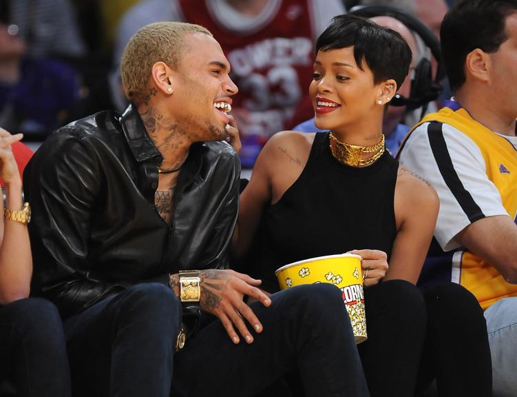 Chris Brown e Rihanna no jogo do Los Angeles Laker