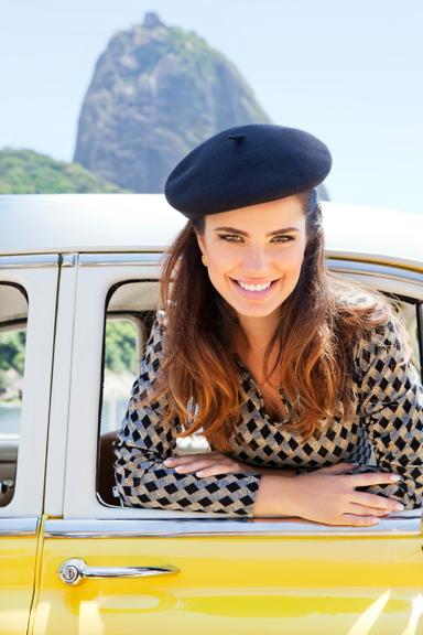 Thaís Melchior estrela ensaio com looks em estilo retrô