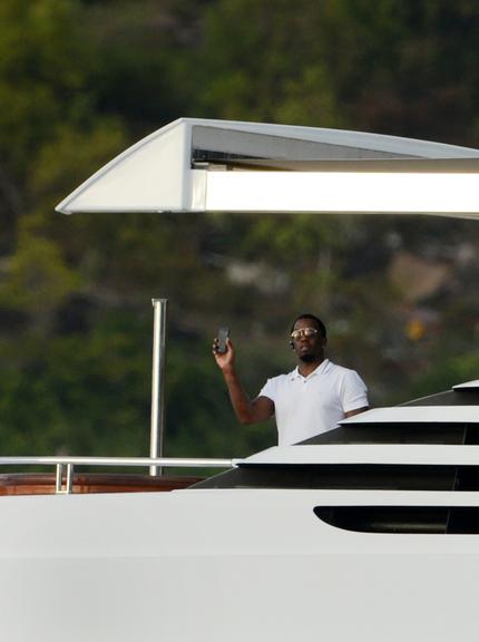 P. Diddy curte passeio em belo iate em St. Barths, no Caribe