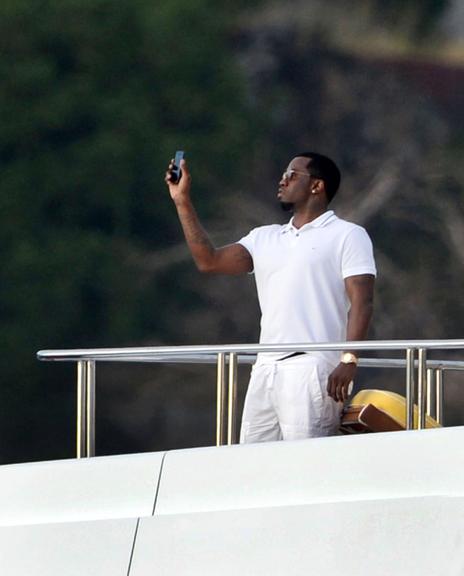 P. Diddy curte passeio em belo iate em St. Barths, no Caribe