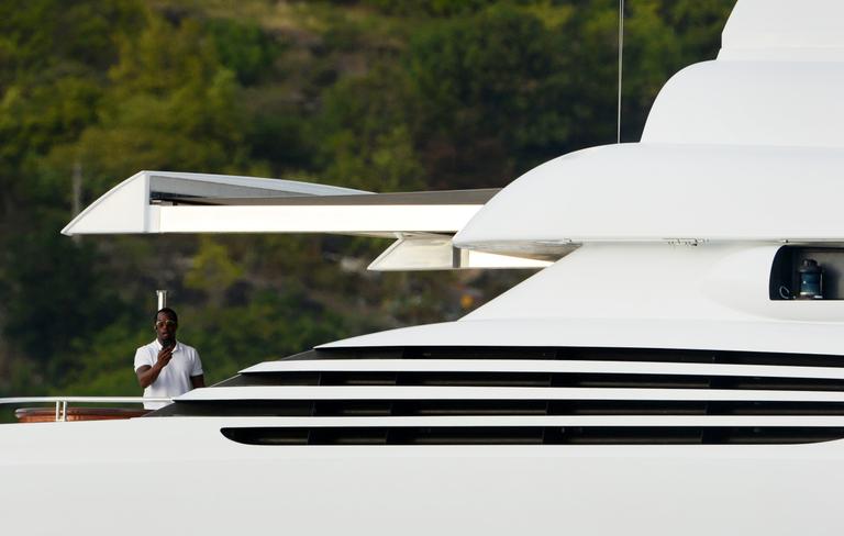 P. Diddy curte passeio em belo iate em St. Barths, no Caribe