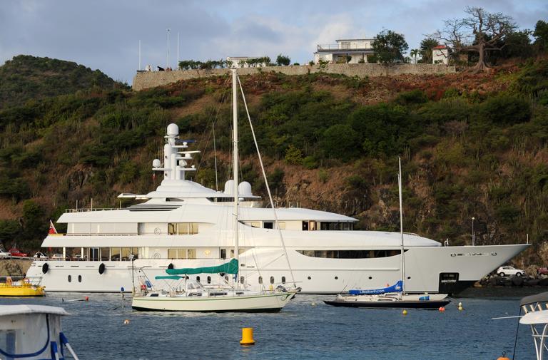 P. Diddy curte passeio em belo iate em St. Barths, no Caribe