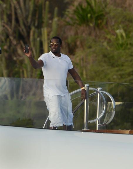 P. Diddy curte passeio em belo iate em St. Barths, no Caribe