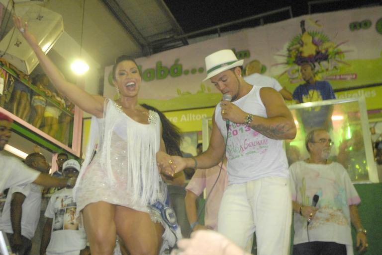 Gracyanne Barbosa e Belo se divertem no ensaio da Mangueira no Rio