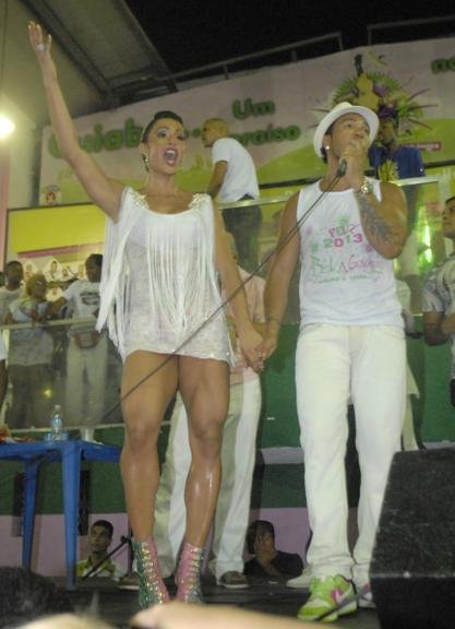 Gracyanne Barbosa e Belo se divertem no ensaio da Mangueira no Rio