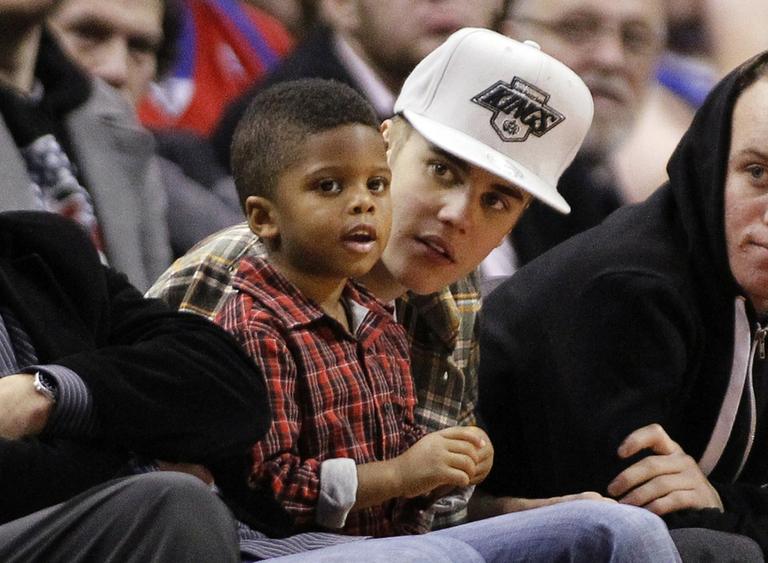 Justin Bieber se diverte com filho de atleta em jogo de basquete nos EUA