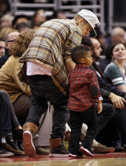 Justin Bieber se diverte com filho de atleta em jogo de basquete nos EUA