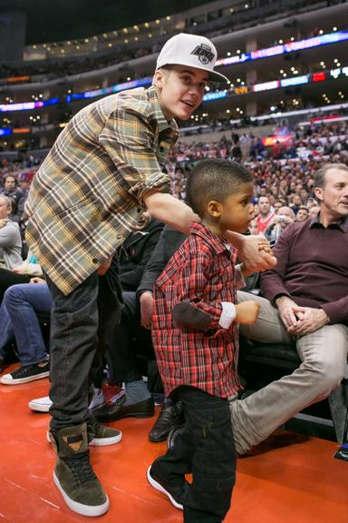 Justin Bieber se diverte com filho de atleta em jogo de basquete nos EUA