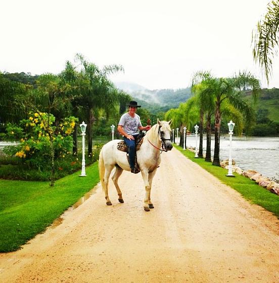 Daniel descansa em hotel fazenda em Santa Catarina