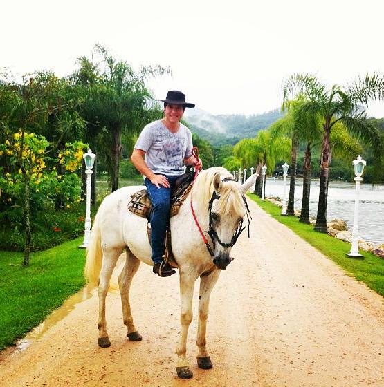 Daniel descansa em hotel fazenda em Santa Catarina