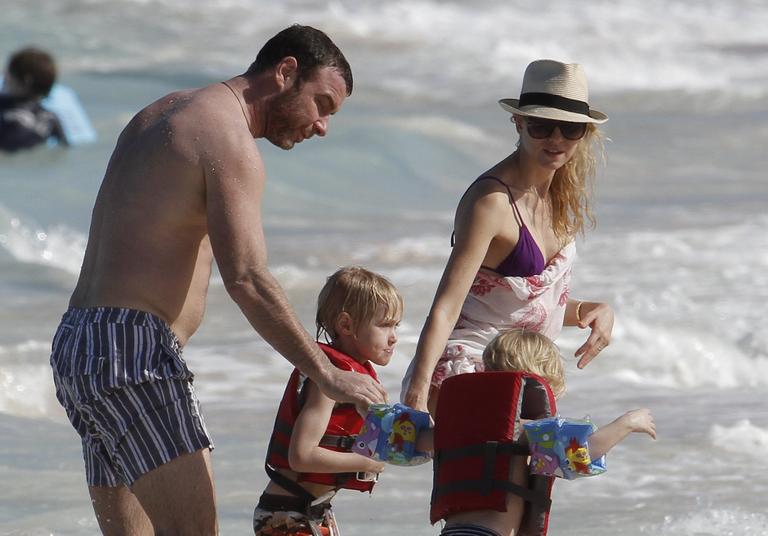 Antes do Ano Novo, Naomi Watts curte família no Caribe