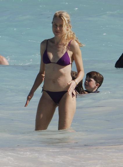 Antes do Ano Novo, Naomi Watts curte família no Caribe