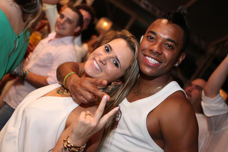 O jogador de futebol Robinho e a mulher, Vivian, no réveillon da Green Valley, em Camboriu