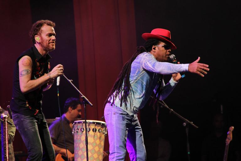 Nando Reis recebe Carlinhos Brown em show no Guarujá