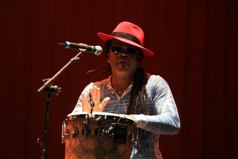 Nando Reis recebe Carlinhos Brown em show no Guarujá