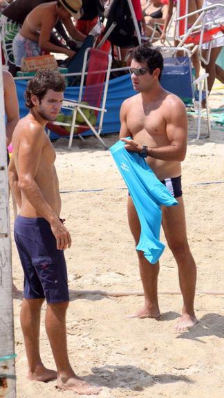 Thierry Figueira mostra habilidade ao jogar futevôlei na praia do Leblon, Rio de Janeiro