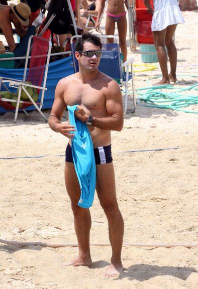 Thierry Figueira mostra habilidade ao jogar futevôlei na praia do Leblon, Rio de Janeiro