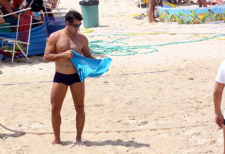 Thierry Figueira mostra habilidade ao jogar futevôlei na praia do Leblon, Rio de Janeiro