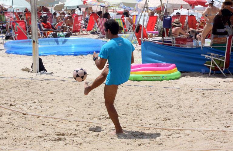 Thierry Figueira mostra habilidade ao jogar futevôlei na praia do Leblon, Rio de Janeiro