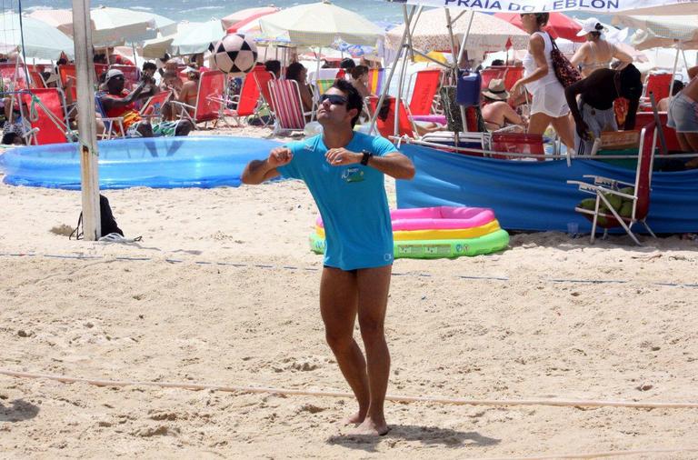 Thierry Figueira mostra habilidade ao jogar futevôlei na praia do Leblon, Rio de Janeiro