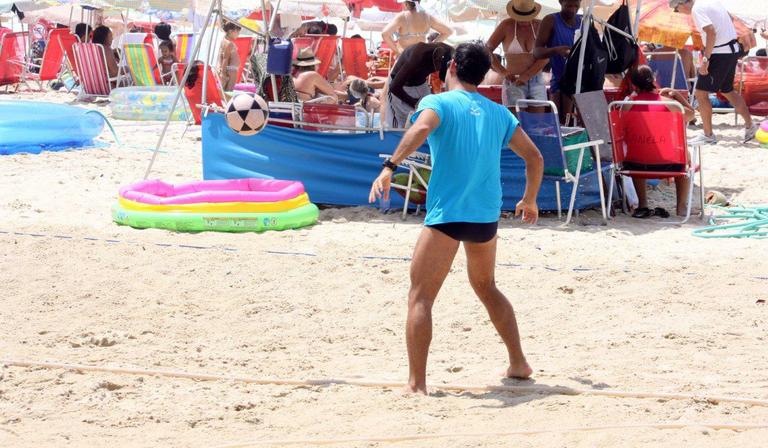 Thierry Figueira mostra habilidade ao jogar futevôlei na praia do Leblon, Rio de Janeiro