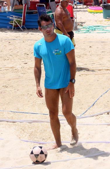 Thierry Figueira mostra habilidade ao jogar futevôlei na praia do Leblon, Rio de Janeiro