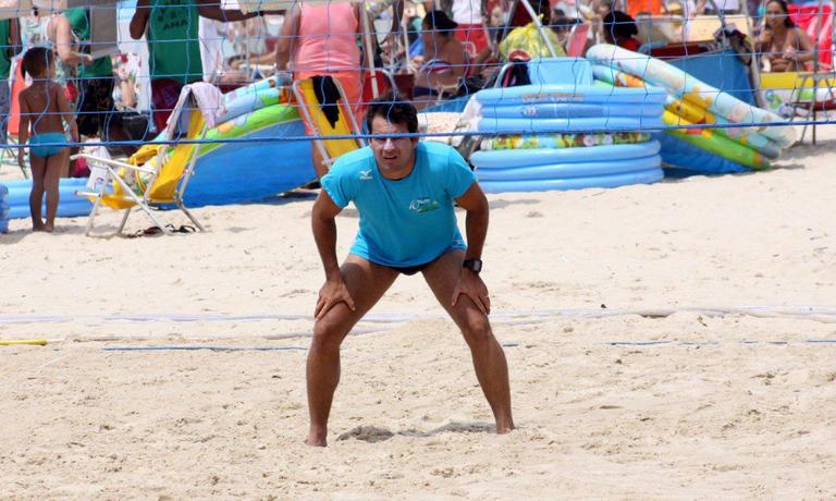 Thierry Figueira mostra habilidade ao jogar futevôlei na praia do Leblon, Rio de Janeiro