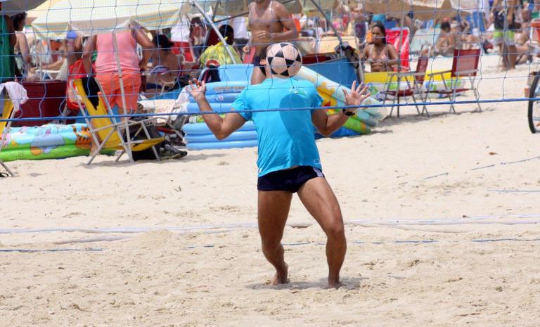 Thierry Figueira mostra habilidade ao jogar futevôlei na praia do Leblon, Rio de Janeiro